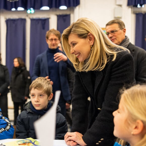 La Première Dame d'Ukraine Olena Zelenska, la Première Dame de France Brigitte Macron et le ministre français de l'Éducation et de la Jeunesse, Pap Ndiaye visitent une salle de classe dans une école primaire pour élèves non natifs à Paris, France, le 13 décembre 2022. La France accueille une conférence internationale qui vise à lever une aide matérielle et financière pour réparer les infrastructures endommagées de l'Ukraine et à souligner le soutien continu de Paris à la lutte de Kiev contre la Russie. © Ukraine Presidency via Bestimage  First Lady of France Brigitte Macron, Ukraine's First Lady of Ukraine Olena Zelenska visit in a primary school for non-native speaker pupils in Paris on December 13, 2022. - France hosts an international conference on December 13, 2022 designed to raise material and financial aid to repair Ukraine's damaged infrastructure as well as underline Paris' ongoing support for Kyiv's fight against Russia. 