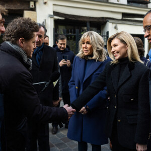 La Première Dame d'Ukraine Olena Zelenska, la Première Dame de France Brigitte Macron et le ministre français de l'Éducation et de la Jeunesse, Pap Ndiaye visitent une salle de classe dans une école primaire pour élèves non natifs à Paris, France, le 13 décembre 2022. La France accueille une conférence internationale qui vise à lever une aide matérielle et financière pour réparer les infrastructures endommagées de l'Ukraine et à souligner le soutien continu de Paris à la lutte de Kiev contre la Russie. © Ukraine Presidency via Bestimage  First Lady of France Brigitte Macron, Ukraine's First Lady of Ukraine Olena Zelenska visit in a primary school for non-native speaker pupils in Paris on December 13, 2022. - France hosts an international conference on December 13, 2022 designed to raise material and financial aid to repair Ukraine's damaged infrastructure as well as underline Paris' ongoing support for Kyiv's fight against Russia. 