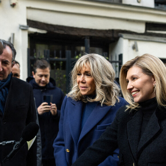 La Première Dame d'Ukraine Olena Zelenska, la Première Dame de France Brigitte Macron et le ministre français de l'Éducation et de la Jeunesse, Pap Ndiaye visitent une salle de classe dans une école primaire pour élèves non natifs à Paris, France, le 13 décembre 2022. La France accueille une conférence internationale qui vise à lever une aide matérielle et financière pour réparer les infrastructures endommagées de l'Ukraine et à souligner le soutien continu de Paris à la lutte de Kiev contre la Russie. © Ukraine Presidency via Bestimage  First Lady of France Brigitte Macron, Ukraine's First Lady of Ukraine Olena Zelenska visit in a primary school for non-native speaker pupils in Paris on December 13, 2022. - France hosts an international conference on December 13, 2022 designed to raise material and financial aid to repair Ukraine's damaged infrastructure as well as underline Paris' ongoing support for Kyiv's fight against Russia. 