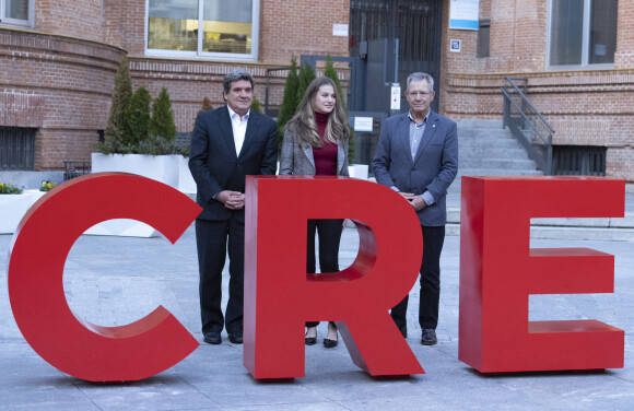 La princesse héritière Leonor d'Espagne rencontre de jeunes volontaires des programmes de la Croix-Rouge au siège de la Croix-Rouge à Madrid le 15 décembre 2022. 