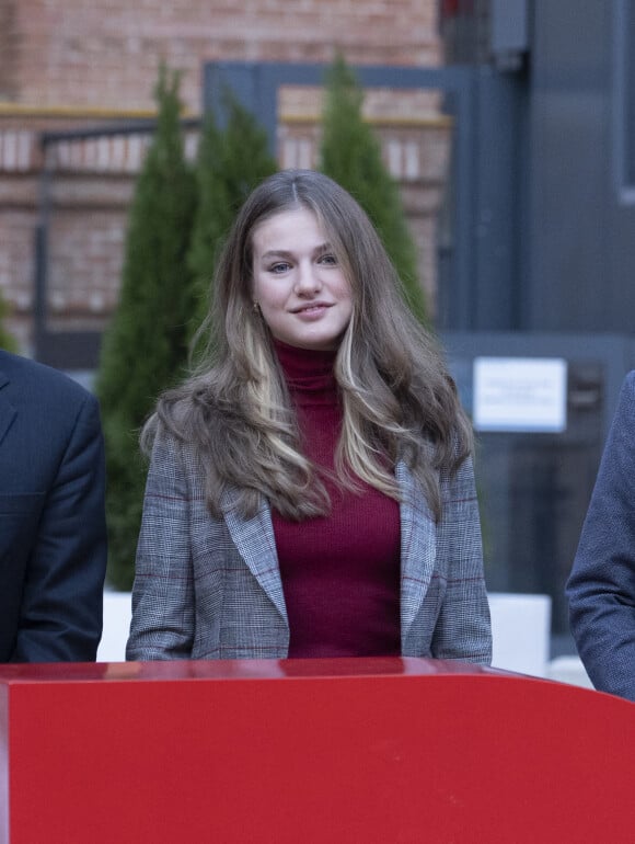 La princesse héritière Leonor d'Espagne rencontre de jeunes volontaires des programmes de la Croix-Rouge au siège de la Croix-Rouge à Madrid le 15 décembre 2022. 