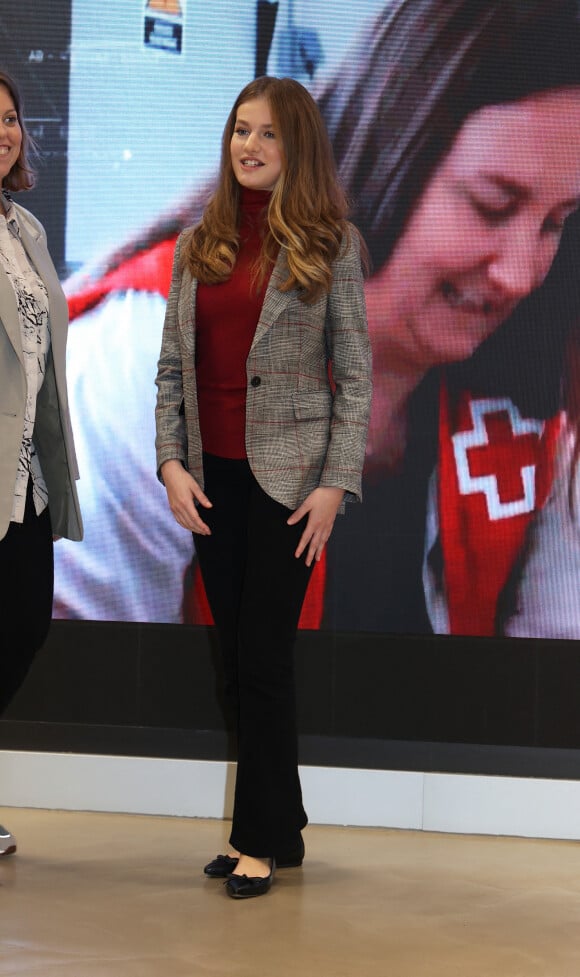 La princesse Leonor de Borbón rencontre les jeunes volontaires de la Croix-Rouge au siège de la Croix-Rouge espagnole à Madrid, Espagne, le 15 décembre 2022. 