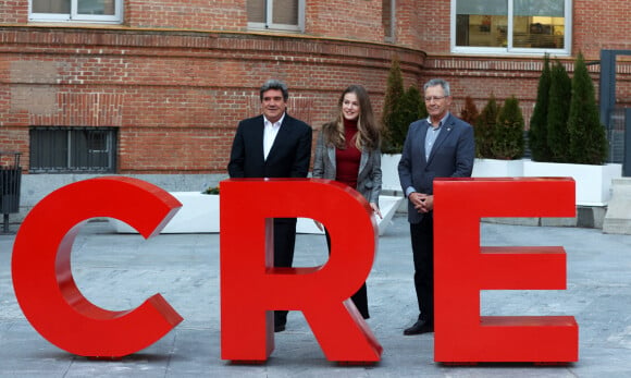 La princesse Leonor de Borbón rencontre les jeunes volontaires de la Croix-Rouge au siège de la Croix-Rouge espagnole à Madrid, Espagne, le 15 décembre 2022, en présence de Javier Senent, président de la Croix-Rouge. 