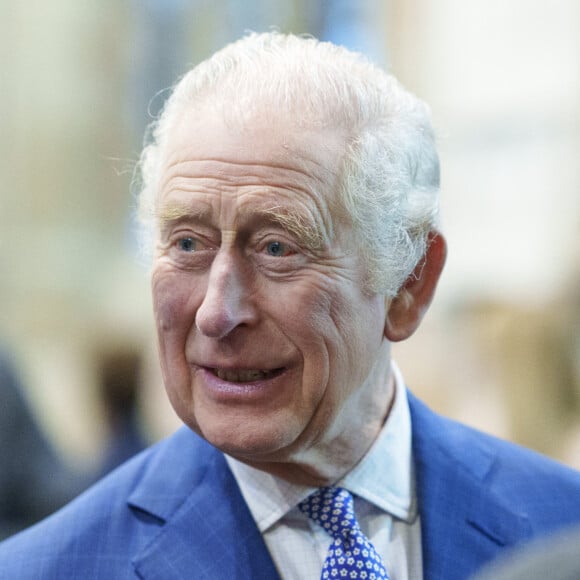 Le roi Charles III d'Angleterre et Camilla Parker Bowles, reine consort d'Angleterre, assisteent à une célébration à l'église St Giles pour marquer que Wrexham devient une ville, Royaume Uni, le 9 décembre 2022. 