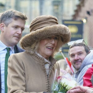 Le roi Charles III d'Angleterre et Camilla Parker Bowles, reine consort d'Angleterre, assisteent à une célébration à l'église St Giles pour marquer que Wrexham devient une ville, Royaume Uni, le 9 décembre 2022. 