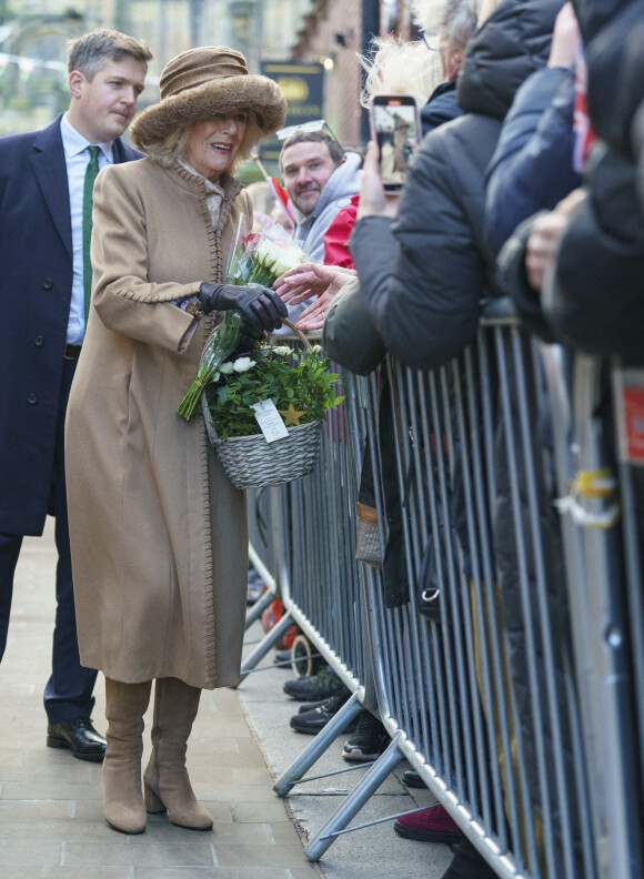Le roi Charles III d'Angleterre et Camilla Parker Bowles, reine consort d'Angleterre, assisteent à une célébration à l'église St Giles pour marquer que Wrexham devient une ville, Royaume Uni, le 9 décembre 2022. 