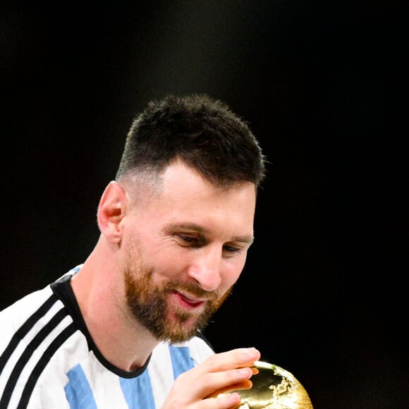 Lionel Messi qui vient embrasser le trophee de la Coupe du Monde - Remise du trophée de la Coupe du Monde 2022 au Qatar (FIFA World Cup Qatar 2022) à l'équipe d'argentine après sa victoire contre la France en finale (3-3 - tab 2-4). Doha, le 18 décembre 2022.