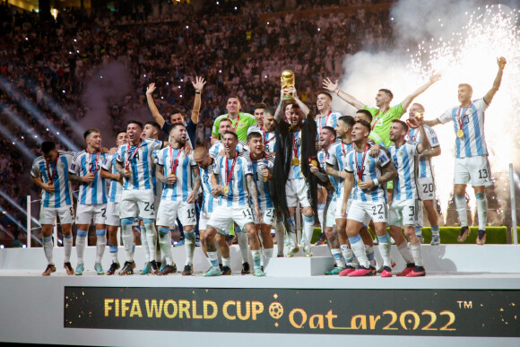 Lionel Messi et ses co-équipiers lors de la remise du trophée de la Coupe du Monde 2022 au Qatar (FIFA World Cup Qatar 2022) à l'équipe d'Argentine qui s'est imposée face à la France (3-3 - tab 2-4). L'Argentine remporte sa troisième Coupe du Monde. Doha, le 18 décembre 2022. © William Volcov/Zuma Press/Bestimage