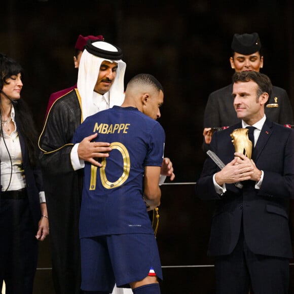 Gianni Infantino - president FIFA Cheikh Tamim ben Hamad Al Thani - Emire du Qatar Emmanuel Macron - president de la Republique Francaise trophee du meilleur buteur pour MBAPPE Kylian (FRA) - Remise du trophée de la Coupe du Monde 2022 au Qatar (FIFA World Cup Qatar 2022) à l'équipe d'argentine après sa victoire contre la France en finale (3-3 - tab 2-4). Doha, le 18 décembre 2022.