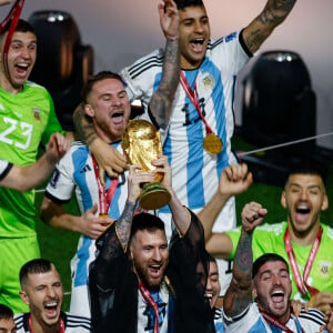 Lionel Messi et ses co-équipiers lors de la remise du trophée de la Coupe du Monde 2022 au Qatar (FIFA World Cup Qatar 2022) à l'équipe d'Argentine qui s'est imposée face à la France (3-3 - tab 2-4). L'Argentine remporte sa troisième Coupe du Monde. Doha, le 18 décembre 2022.