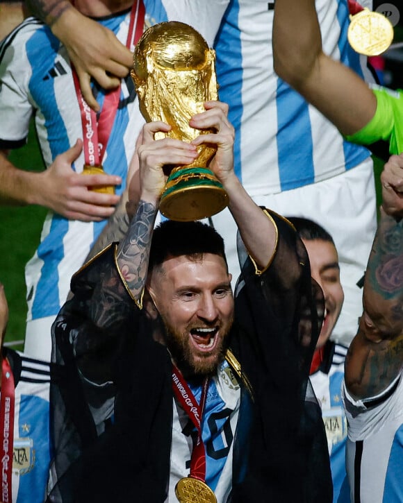 Coupe du monde 2022 : Messi a paradé avec un faux trophée après la