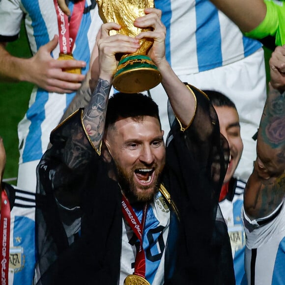 Lionel Messi et ses co-équipiers lors de la remise du trophée de la Coupe du Monde 2022 au Qatar (FIFA World Cup Qatar 2022) à l'équipe d'Argentine qui s'est imposée face à la France (3-3 - tab 2-4). L'Argentine remporte sa troisième Coupe du Monde. Doha, le 18 décembre 2022.