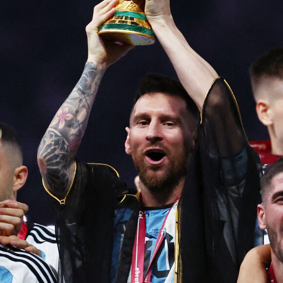 Lionel Messi et ses co-équipiers lors de la remise du trophée de la Coupe du Monde 2022 au Qatar (FIFA World Cup Qatar 2022) à l'équipe d'Argentine qui s'est imposée face à la France (3-3 - tab 2-4). L'Argentine remporte sa troisième Coupe du Monde. Doha, le 18 décembre 2022. © David Klein/Sportimage/Cal Sport Media/Zuma Press/Bestimage