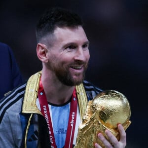 Lionel Messi et ses co-équipiers lors de la remise du trophée de la Coupe du Monde 2022 au Qatar (FIFA World Cup Qatar 2022) à l'équipe d'Argentine qui s'est imposée face à la France (3-3 - tab 2-4). L'Argentine remporte sa troisième Coupe du Monde. Doha. © William Volcov/Zuma Press/Bestimage