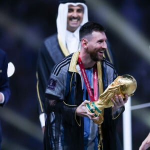 Lionel Messi et ses co-équipiers lors de la remise du trophée de la Coupe du Monde 2022 au Qatar (FIFA World Cup Qatar 2022) à l'équipe d'Argentine qui s'est imposée face à la France (3-3 - tab 2-4). L'Argentine remporte sa troisième Coupe du Monde. Doha, le 18 décembre 2022. © William Volcov/Zuma Press/Bestimage