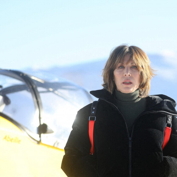 Mathilde Seigner pendant un vol découverte pour le jury du festival en marge de la 25ème édition du Festival international du film de comédie de l'Alpe d'Huez, France, le 22 janvier 2022. © Dominique Jacovides/Bestimage 
