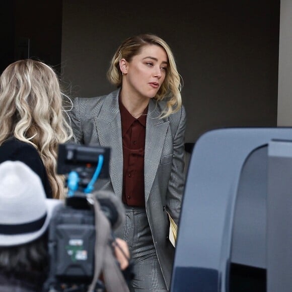 Amber Heard sort du tribunal lors de son procès intenté par son ex-mari Johnny Depp à Fairfax, Virginie, Etats-Unis, le 26 mai 2022. 