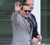 Johnny Depp retourne au tribunal après une pause cigarette lors du procès intenté contre son ex-femme, Amber Heard à Fairfax, Virginie, Etats-Unis