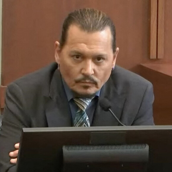 Johnny Depp témoigne dans son procès en diffamation contre son ex-femme Amber Heard au tribunal de Fairfax, le 26 mai 2022. La veille, son ancienne compagne, le mannequin K.Moss a témoigné en visio pour assurer que l'acteur n'était pas responsable de sa chute dans un escalier en Jamaïque dans les années 1990. 