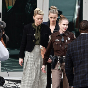 Amber Heard quitte le tribunal lors du procès intenté pour diffamation par son ex-mari, J.Depp. Le 25 mai 2022. 