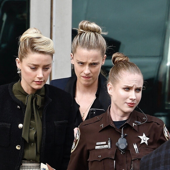 Amber Heard quitte le tribunal lors du procès intenté pour diffamation par son ex-mari, J.Depp. Le 25 mai 2022. 