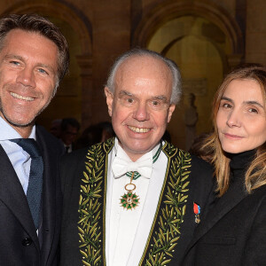 Frédéric Mitterrand, le prince Emmanuel-Philibert de Savoie et sa femmme Clotilde Courau lors de la cérémonie d'installation de F.Mitterrand à l'académie des Beaux-Arts à Paris, France, le 6 février 2020. Pour avoir bâti une oeuvre avec des films, des émissions et des livres, l'ancien ministre de la Culture F.Mitterrand a été installé, sous la coupole de l'Académie des Beaux-Arts, accueillant en son sein l'inventeur "d'une manière nouvelle de raconter l'Histoire". Au sein de la section des créations artistiques dans le cinéma et l'audiovisuel, F.Mitterrand (72 ans), a été élu au fauteuil précédemment occupé par J.Moreau. L'ancien ministre rejoint l'Académie des Beaux-Arts pour ses talents de cinéaste, écrivain, animateur de télévision et réalisateur de documentaires historiques. © Veeren/Bestimage 