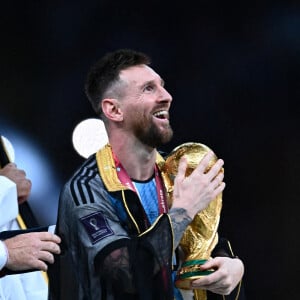 Lionel (Leo) Messi (meilleur joueur de la Coupe du monde 2022) avec la coupe du Monde - Remise du trophée de la Coupe du Monde 2022 au Qatar (FIFA World Cup Qatar 2022). Doha, le 18 décembre 2022. © Philippe Perusseau / Bestimage