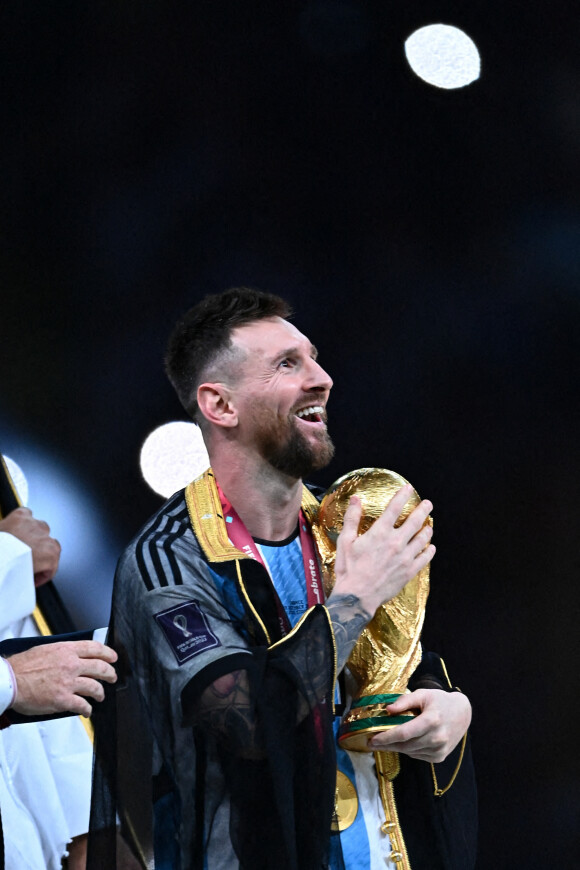 Lionel (Leo) Messi (meilleur joueur de la Coupe du monde 2022) avec la coupe du Monde - Remise du trophée de la Coupe du Monde 2022 au Qatar (FIFA World Cup Qatar 2022). Doha, le 18 décembre 2022. © Philippe Perusseau / Bestimage