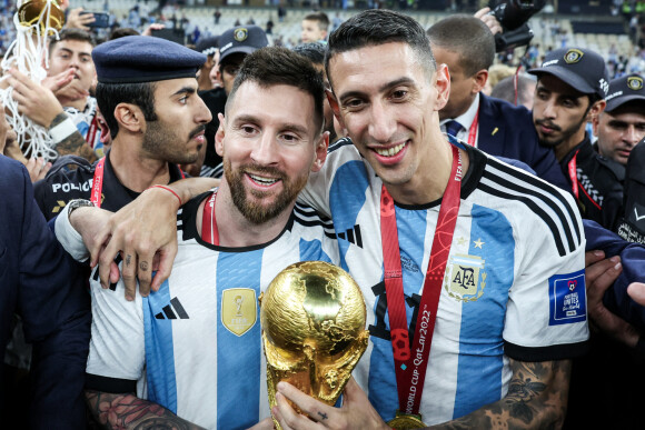 Lionel Messi et Angel Di Maria fêtent leur troisième titre de Champions du Monde après leur victoire face à la France en finale de la Coupe Du Monde 2022 au Qatar. Doha, le 18 décembre 2022.