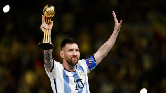 Lionel Messi enflamme la Toile : photos complètement insolites avec le trophée de la Coupe du monde !