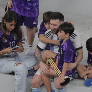 Lionel Messi avec sa femme Antonella Roccuzzo et ses enfants Thiago, Matteo et Ciro - Remise du trophée de la Coupe du Monde 2022 au Qatar (FIFA World Cup Qatar 2022) à l'équipe d'argentine après sa victoire contre la France en finale (3-3 - tab 2-4). Doha, le 18 décembre 2022. © Seshadri Sukumar/Zuma Press/Bestimage