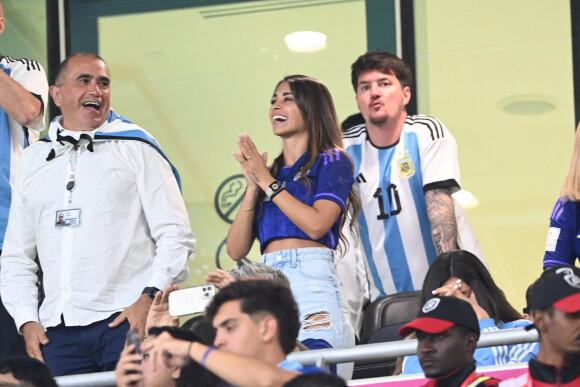 Antonella Roccuzzo, la femme de Lionel Messi et son fils Mateo, dans les tribunes du match "Argentine - Australie" lors de la Coupe du Monde 2022 au Qatar (FIFA World Cup Qatar 2022), le 3 décembre 2022. Philippe Perusseau / Bestimage