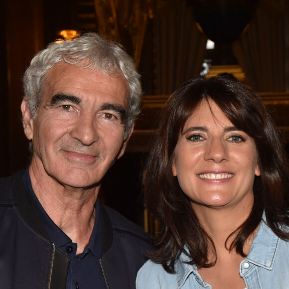 Estelle Denis et Raymond Domenech se sont séparés - Estelle Denis et son compagnon Raymond Domenech - Les célébrités à la première de l'escape game grandeur nature "Inside Opéra" au Palais Garnier à Paris, France, le 4 juin 2018. Le Palais Garnier accueille pour la première fois un concept inédit jamais proposé au public. INSIDE OPERA, un jeu grandeur nature entre escape game et parcours immersif sur les traces du Fantôme de l'Opéra. Le but du jeu ? Tenter de résoudre la malédiction du Fantôme de l'Opéra et le libérer à jamais en déchiffrant une série d'énigmes au sein du Palais Garnier avec la participation des différents comédiens en costume d'époque qui animent ce jeu. © Veeren/Bestimage