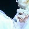 Lady Gaga rend un hommage sensationnel à Alexander McQueen, lors des Brit Awards, à Londres, le 16 février 2010 !