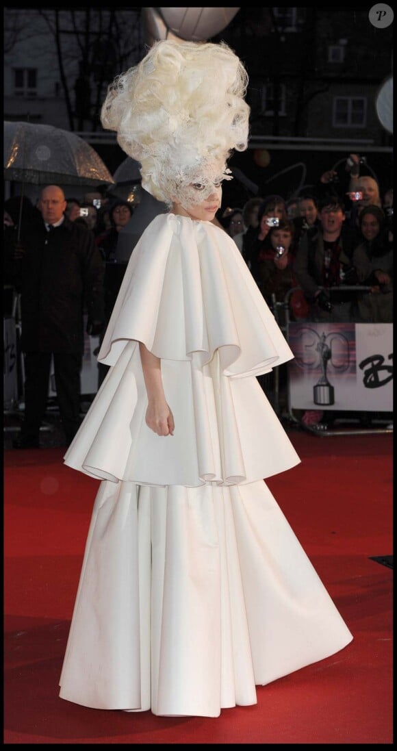 Lady Gaga sur le tapis rouge, arrivée remarquée, lors des Brit Awards, à Londres, le 16 février 2010 !