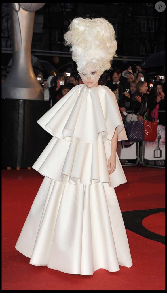 Lady Gaga sur le tapis rouge, arrivée remarquée, lors des Brit Awards, à Londres, le 16 février 2010 !
