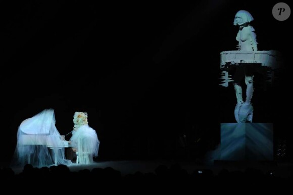 Lady Gaga interprète Telephone et Dance In The Dark en hommage à alexander McQueen, lors des Brit Awards, à Londres, le 16 février 2010 !