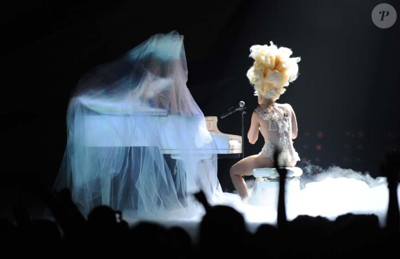 Lady Gaga interprète Telephone et Dance In The Dark en hommage à alexander McQueen, lors des Brit Awards, à Londres, le 16 février 2010 !