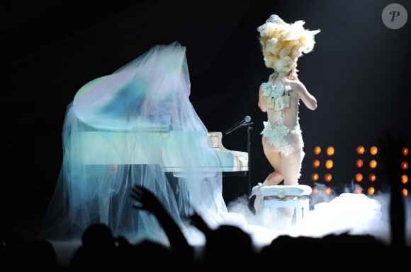 Lady Gaga interprète Telephone et Dance In The Dark en hommage à alexander McQueen, lors des Brit Awards, à Londres, le 16 février 2010 !