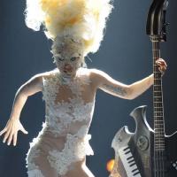 Regardez l'incroyable Lady Gaga aux Brit Awards rendre hommage à Alexander McQueen !