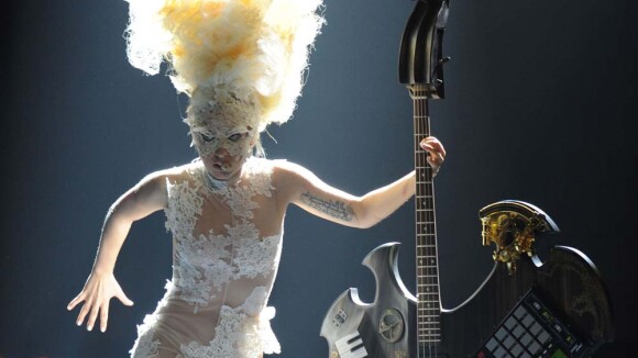 Regardez l'incroyable Lady Gaga aux Brit Awards rendre hommage à Alexander McQueen !