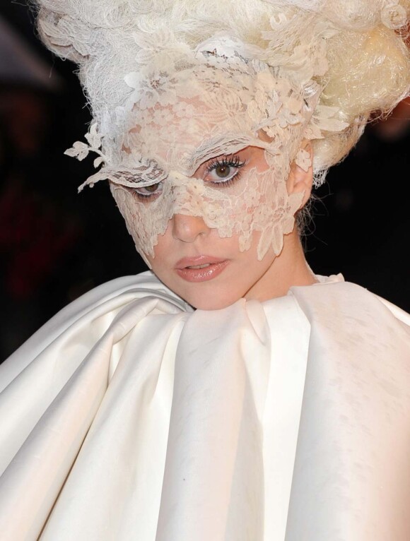 Lady Gaga à son arrivée aux Brit Awards, à Londres, le 16 février 2010 !