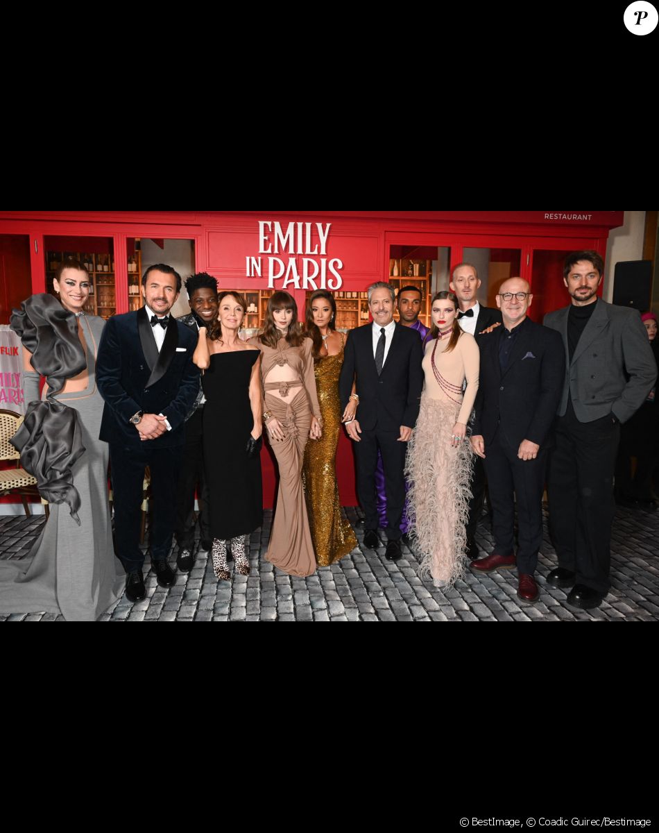 Kate Walsh, William Abadie, Samuel Arnold, Philippine Leroy-Beaulieu, Lily Collins, Ashley Park, Darren Star, Lucien Laviscount, Camille Razat, Bruno Gouery, Peter Friedlander et Lucas Bravo - Avant-première du film Netflix "Emily in Paris" saison 3 au Théâtre des Champs Elysées à Paris le 6 décembre 2022. © Coadic Guirec/Bestimage