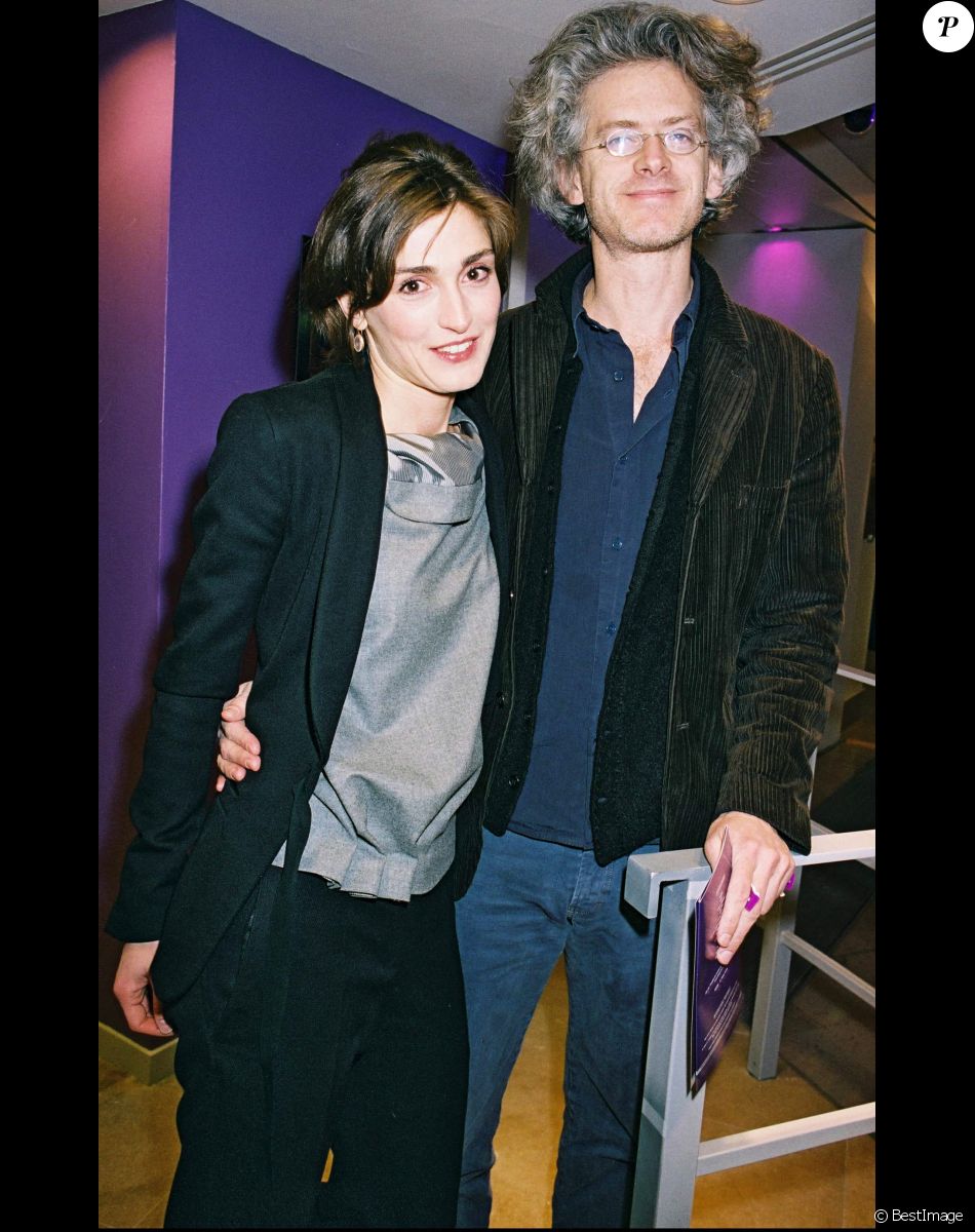 Julie Gayet et Santiago Amigorena à l'inauguration d'une boutique Madelios à Paris, le 20 mars 2004
