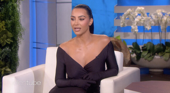 Kim Kardashian dit à Ellen DeGeneres qu'elle soutient la romance de sa s?ur Kourtney et Travis Barker en déclarant : "J'aime leur relation", sur le Ellen Show 