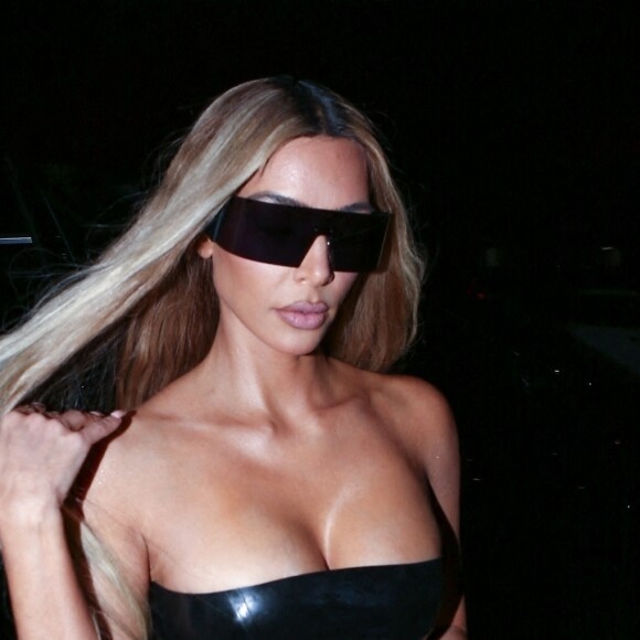 Kim Kardashian et sa soeur Khloe se retrouvent pour dîner au restaurant Gekko à Miami le 1er décembre 2022. 