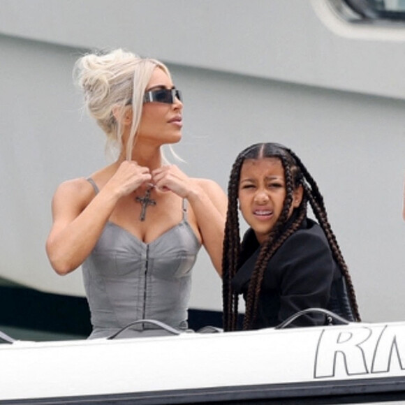 Kim Kardashian et sa fille North West - A l'ocassion du mariage italien de Kourtney Kardashian et de son mari Travis Barker, le clan Kardashian et les amis sont venus au grand complet (Kris Jenner, Kendall Jenner, Kylie Jenner, Khloe Kardashian, Kim Kardashian, avec compagnons et enfants). Portofino, le 22 mai 2022.