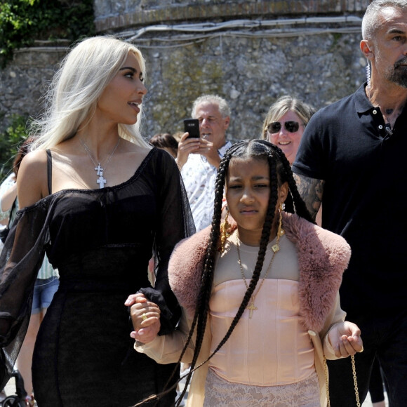 Kim Kardashian avec sa fille North West - Kourtney Kardashian avec son mari Travis Barker et son fils Mason, passent la journée avec famille et amis sur un yacht à Portofino. Le couple fraichement marié à Los Angeles et à Las Vegas, va se remarier en Italie. Famille et amis sont venus au grand complet (Kris Jenner, Kendall Jenner, Kylie Jenner, Khloe Kardashian, Kim Kardashian, avec compagnons et enfants) à Portofino pour l'occasion. Portofino, le 21 mai 2022.