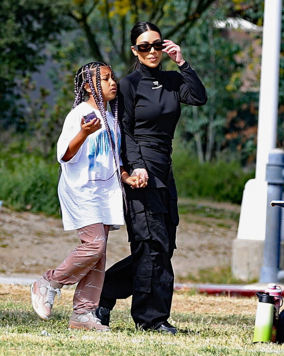 Kim Kardashian et sa fille North accompagnent Saint au football à Los Angeles le 10 avril 2022. 