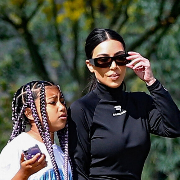 Kim Kardashian et sa fille North accompagnent Saint au football à Los Angeles le 10 avril 2022. 